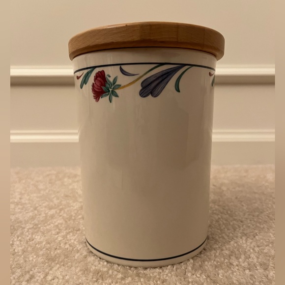 Lenox Poppies on Blue medium canister with lid. - Picture 1 of 8